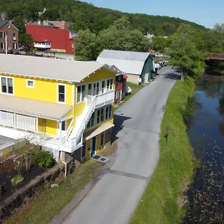 1878 Riverrun B&B - Waterfront, Self-Serve Breakfast, Game Room, Wifi, Trail And River Access